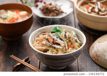 Steaming hot, freshly cooked home-cooked rice with dried sardines and a Japanese set meal | Simple and delicious Japanese cuisine Steaming hot, freshly cooked home-cooked rice with dried sardines and a Japanese set meal | Simple and delicious Japanese cuisine 136148772