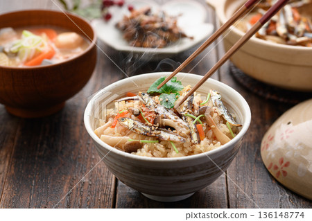 Steaming hot, freshly cooked home-cooked rice with dried sardines and a Japanese set meal | Simple and delicious Japanese cuisine Steaming hot, freshly cooked home-cooked rice with dried sardines and a Japanese set meal | Simple and delicious Japanese cuisine 136148774