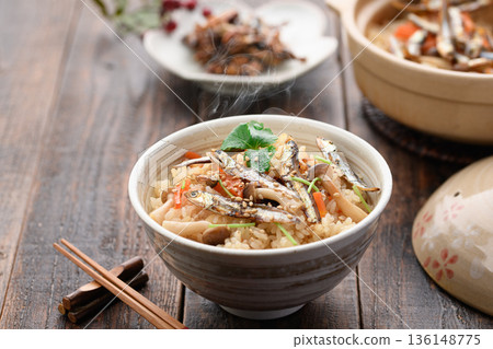 熱氣騰騰、新鮮出爐的家常米飯,配上沙丁魚乾和日式套餐 | 簡單美味的日本料理 熱氣騰騰、新鮮出爐的家常米飯,配上沙丁魚乾和日式套餐 | 簡單美味的日本料理 136148775