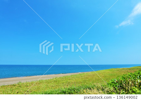 北海道夏季藍天和鄂霍次克海 北海道夏季藍天和鄂霍次克海 136149002