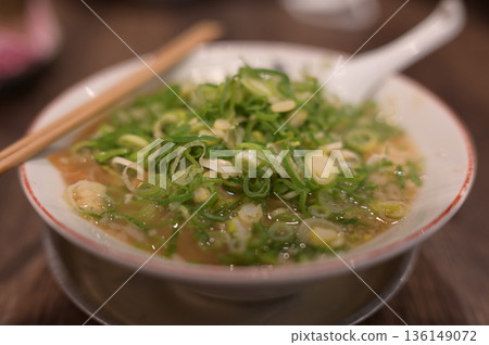 Ramen with lots of green onions 136149072