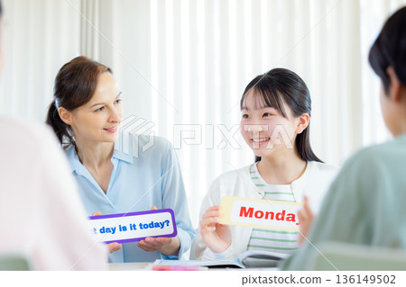 教育 在英語會話課上上課的孩子和母語教師 136149502