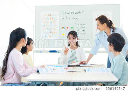 教育 在英語會話課上上課的孩子和母語教師 教育 在英語會話課上上課的孩子和母語教師 136149547