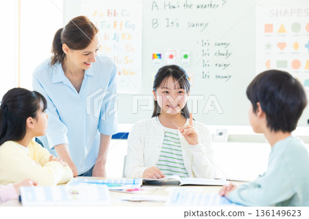 教育 在英語會話課上上課的孩子和母語教師 136149623