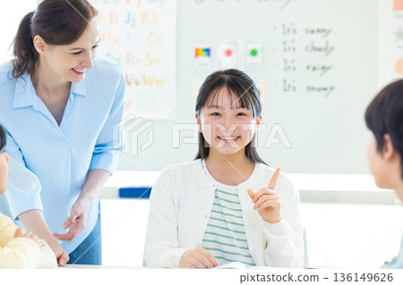 教育 在英語會話課上上課的孩子和母語教師 教育 在英語會話課上上課的孩子和母語教師 136149626
