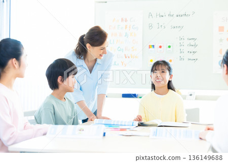 教育 在英語會話課上上課的孩子和母語教師 136149688