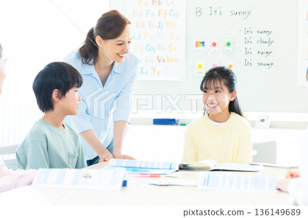 教育 在英語會話課上上課的孩子和母語教師 136149689