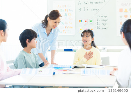 教育 在英語會話課上上課的孩子和母語教師 136149690