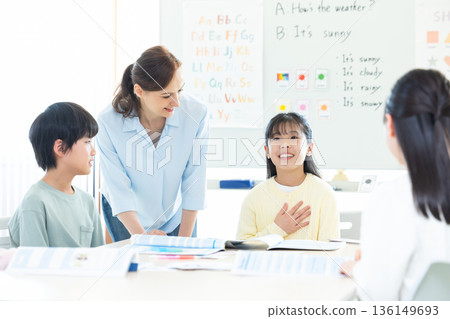 教育 在英語會話課上上課的孩子和母語教師 136149693