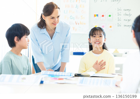 教育 在英語會話課上上課的孩子和母語教師 教育 在英語會話課上上課的孩子和母語教師 136150199