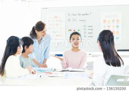 教育 在英語會話課上上課的孩子和母語教師 教育 在英語會話課上上課的孩子和母語教師 136150200