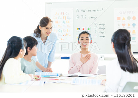教育 在英語會話課上上課的孩子和母語教師 教育 在英語會話課上上課的孩子和母語教師 136150201