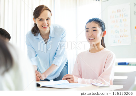 教育 在英語會話課上上課的孩子和母語教師 136150206