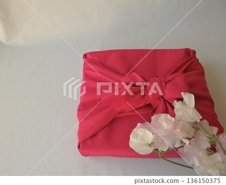 Furoshiki wrapping that ties hearts Furoshiki wrapping that ties hearts 136150375