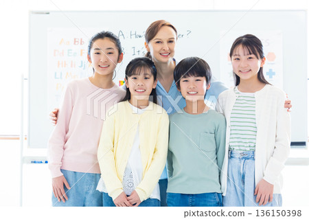 教育:一位孩子正在上英語會話課,一位母語教師正在授課。 教育:一位孩子正在上英語會話課,一位母語教師正在授課。 136150398