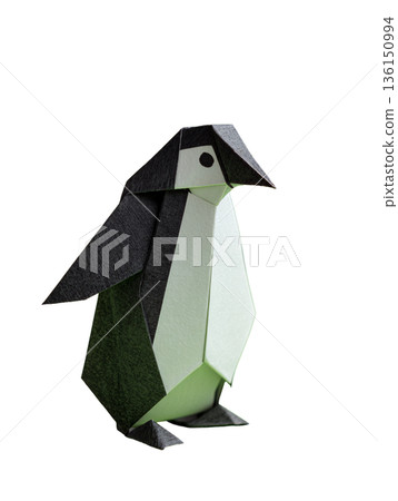 白色背景上的摺紙企鵝 136150994