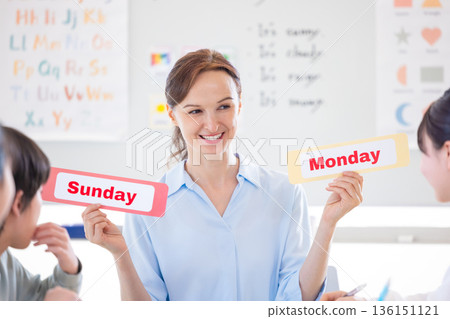 教育 在英語會話課上上課的孩子和母語教師 136151121