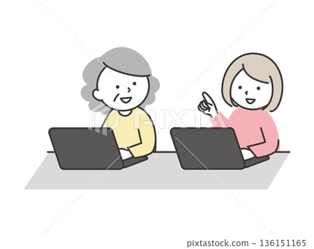 老年女性和年輕女性正在學習如何使用電腦。描繪了不同年齡層的日本人一起上電腦課的場景。 136151165