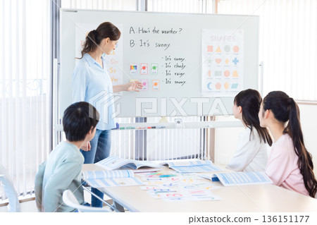 教育 在英語會話課上上課的孩子和母語教師 教育 在英語會話課上上課的孩子和母語教師 136151177