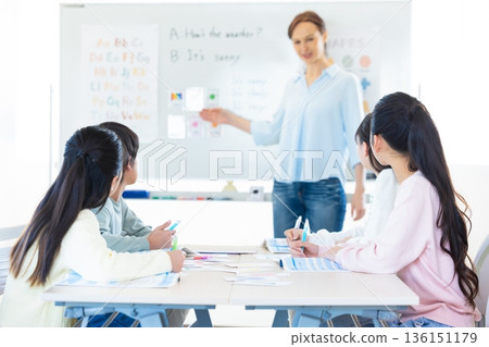 教育 在英語會話課上上課的孩子和母語教師 教育 在英語會話課上上課的孩子和母語教師 136151179