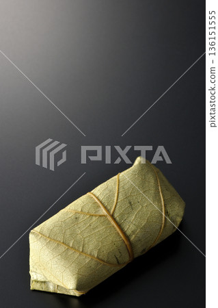 柿葉壽司,以黑色背景拍攝 柿葉壽司,以黑色背景拍攝 136151555