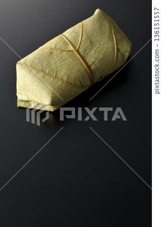 柿葉壽司，以黑色背景拍攝 136151557