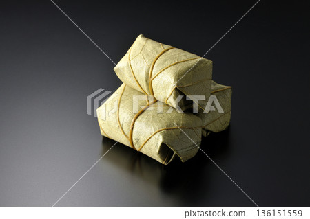 柿葉壽司，以黑色背景拍攝 136151559
