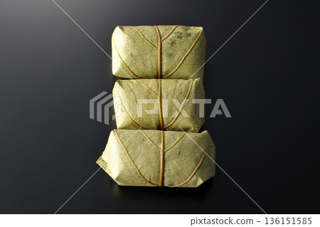 柿葉壽司,以黑色背景拍攝 柿葉壽司,以黑色背景拍攝 136151585