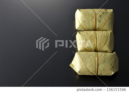 柿葉壽司,以黑色背景拍攝 柿葉壽司,以黑色背景拍攝 136151586
