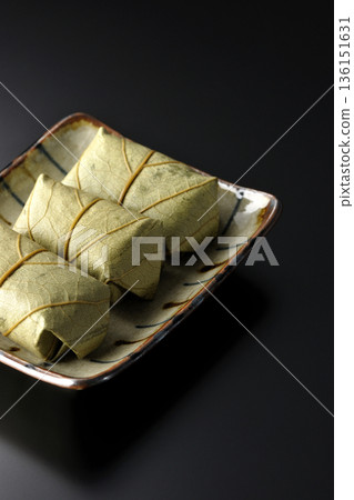 柿葉壽司,以黑色背景拍攝 柿葉壽司,以黑色背景拍攝 136151631