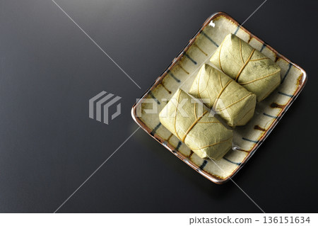 柿葉壽司,以黑色背景拍攝 柿葉壽司,以黑色背景拍攝 136151634