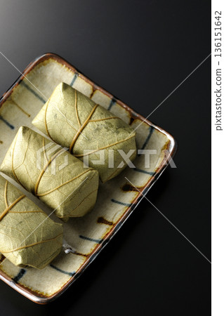 柿葉壽司,以黑色背景拍攝 柿葉壽司,以黑色背景拍攝 136151642
