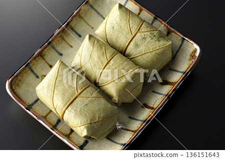 柿葉壽司,以黑色背景拍攝 柿葉壽司,以黑色背景拍攝 136151643