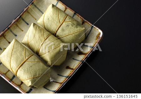 柿葉壽司,以黑色背景拍攝 柿葉壽司,以黑色背景拍攝 136151645