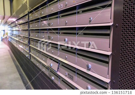 公寓大樓安裝的金屬信箱 公寓大樓安裝的金屬信箱 136151718