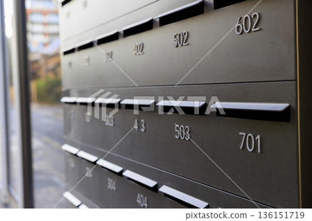 公寓大樓安裝的金屬信箱 136151719