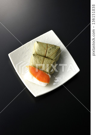 鮭魚和牡蠣壽司,以黑色背景拍攝。 鮭魚和牡蠣壽司,以黑色背景拍攝。 136151838