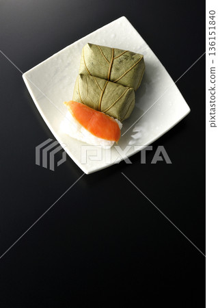 鮭魚和牡蠣壽司,以黑色背景拍攝。 鮭魚和牡蠣壽司,以黑色背景拍攝。 136151840
