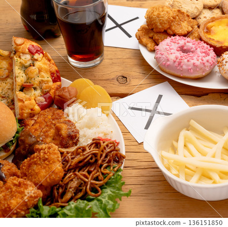 以高脂肪油炸食品為主的飲食圖片 - 圓圈和十字 136151850