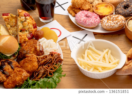 以高脂肪油炸食品為主的飲食圖片 - 圓圈和十字 136151851