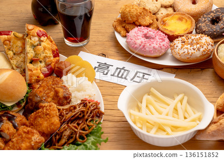 Image of a diet centered on fried foods as a risk factor for high blood pressure Image of a diet centered on fried foods as a risk factor for high blood pressure 136151852