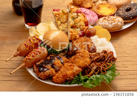 一張以高脂肪油炸食品為主的飲食圖片 136151856