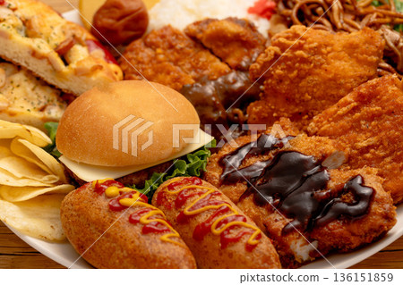 一張以高脂肪油炸食品為主的飲食圖片 136151859