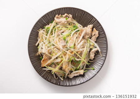 豬肉、豆芽和豌豆芽用鹽翻炒。 豬肉、豆芽和豌豆芽用鹽翻炒。 136151932