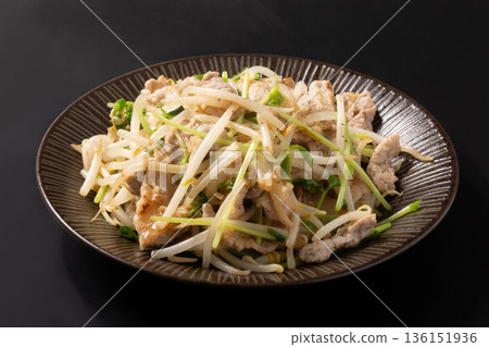 豬肉、豆芽和豌豆芽用鹽翻炒。 豬肉、豆芽和豌豆芽用鹽翻炒。 136151936