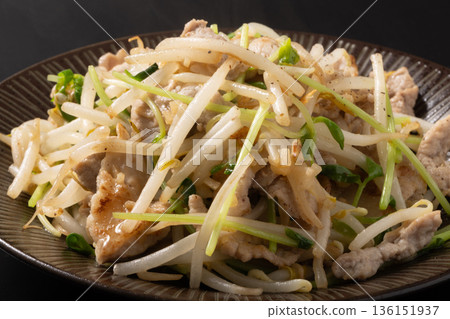 豬肉、豆芽和豌豆芽用鹽翻炒。 豬肉、豆芽和豌豆芽用鹽翻炒。 136151937