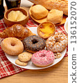 Meal image of sweets and bread that are high in sugar 136152070