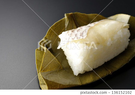 以黑色為背景的鯛魚牡蠣壽司照片 以黑色為背景的鯛魚牡蠣壽司照片 136152102