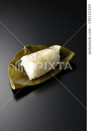 以黑色為背景的鯛魚牡蠣壽司照片 136152104