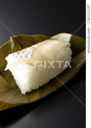 以黑色為背景的鯛魚牡蠣壽司照片 以黑色為背景的鯛魚牡蠣壽司照片 136152107